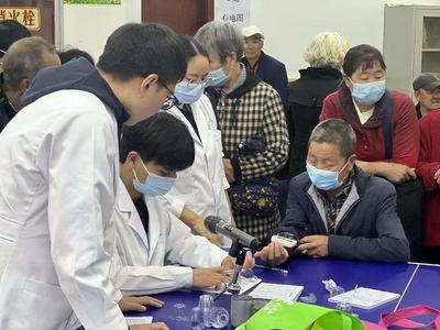 汉滨区新城社区卫生服务中心开展重点人群健康体检暨健康咨询服务