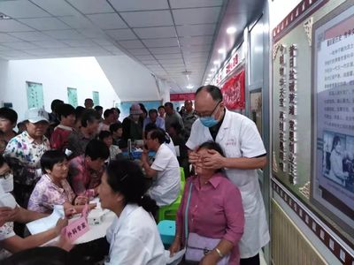 义诊服务暖人心 专家走进社区，健康咨询零距离